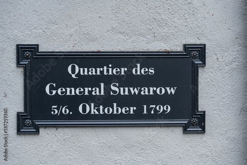 Fotografie Schild am Quartierhaus von General Suworow, Elm, Kanton Glarus, Schweiz