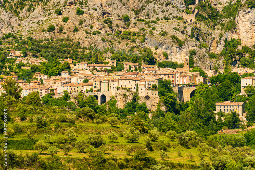 Blick auf das mittelalterliche Bergdorf in der Provence Moustiers-Sainte-Marie