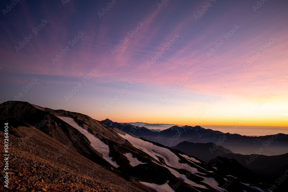 夕暮れの白馬鑓ヶ岳と剣岳と毛勝三山