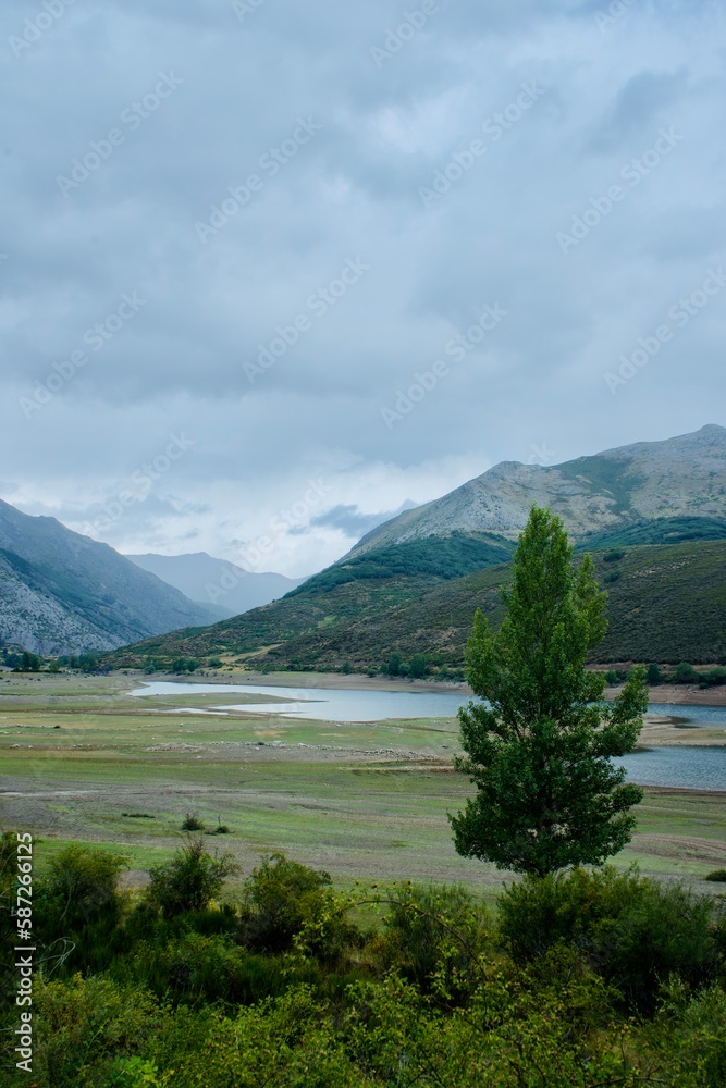 Lago en valle de la Montaña Palentina.