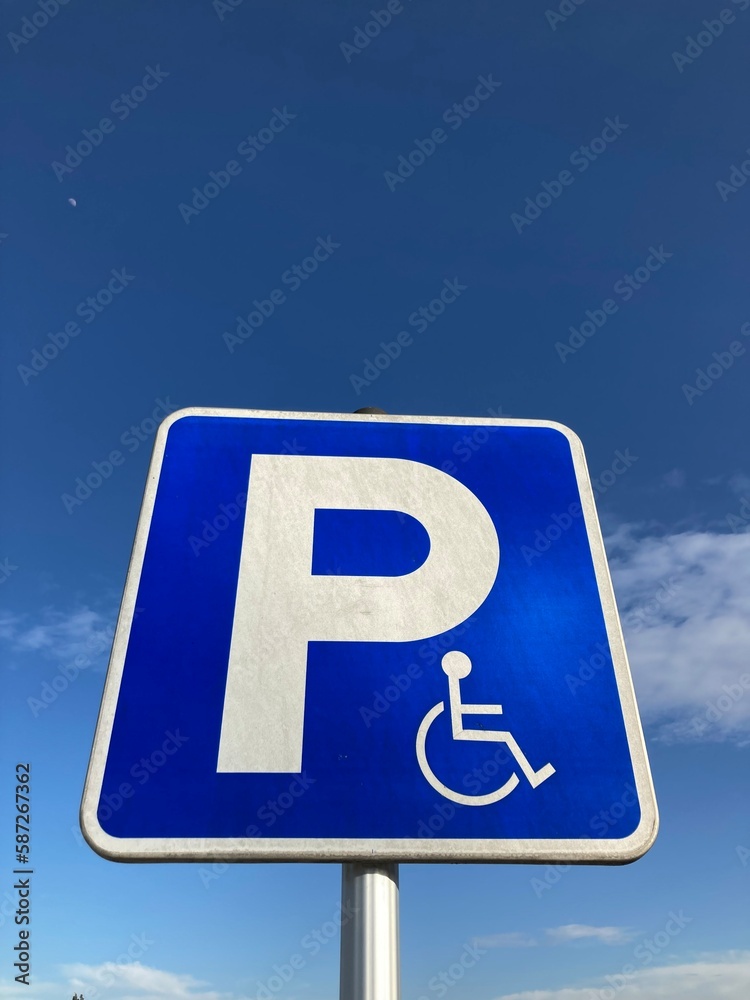 Señal de aparcamiento: Plazas para personas con discapacidad. Señal de aparcamiento: Plazas para personas con discapacidad.