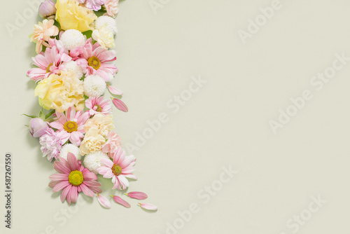 Fototapeta Naklejka Na Ścianę i Meble -  spring  flowers on green background