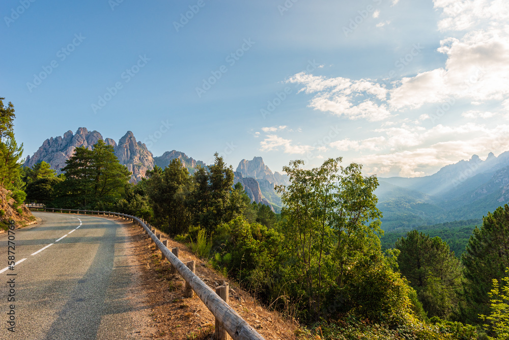 Berglandschaft im warmen Sonnenlicht auf Korsika