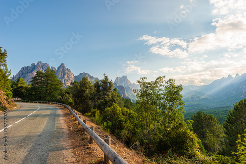 Berglandschaft im warmen Sonnenlicht auf Korsika