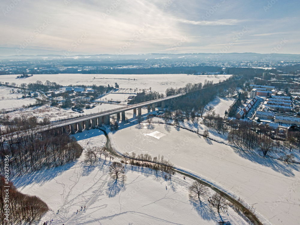 Obraz premium Obersee Schildesche in Bielefeld eingefroren bei Schnee im Winter Panorama Lanschaft von oben Luftaufnahme