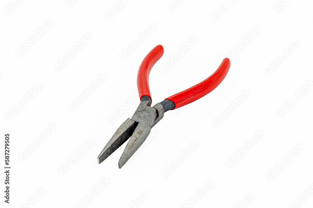 Eine Flachzange mit rotem Handgriff für Handwerker vor einem weißen Hintergrund Eine Flachzange mit rotem Handgriff für Handwerker vor einem weißen Hintergrund