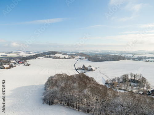 Dornberg Sender Sendemast Herford bei Schnee im Winter von oben Luftaufnahme