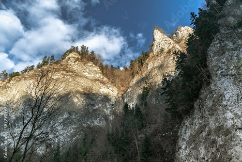 Krajobraz skalistych ścian przełomu Dunajca w Pienińskim Parku Narodowym, widok na szczyt Sokolicy, Pieniny, Polska