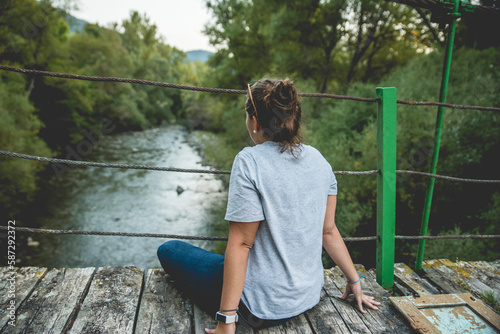 chica mirando rio, en la naturalez photo