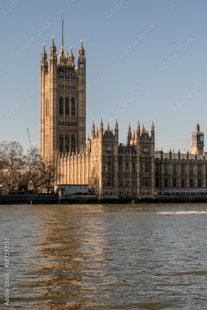 Obraz premium Big Ben and the River Thames with a blue sky and warm sunshine