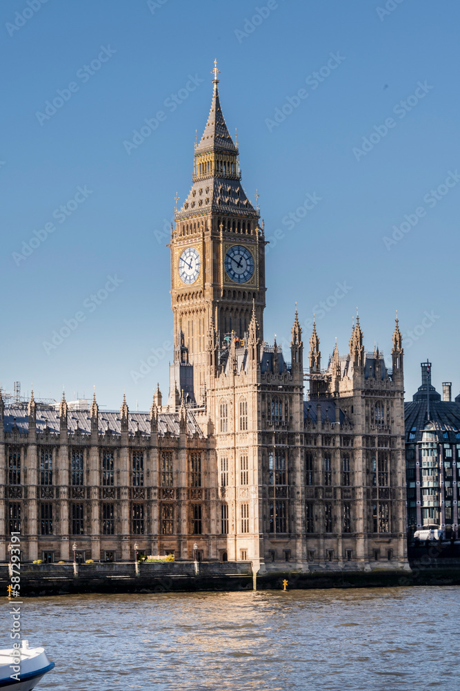 Obraz premium Big Ben and the Houses of parliament with a blue sky