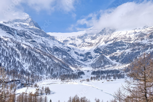 Fototapeta Naklejka Na Ścianę i Meble -  Canton Graubunden, Switzerland : Landscape in Alp Grum train station (Bernina express) during winter season