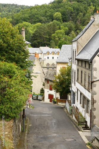 Une ruelle du village de Murol, situé dans le département du Puy-de-Dôme dans la région d'Auvergne en France © Monique Pouzet