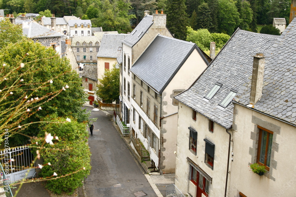 Une ruelle du village de Murol, situé dans le département du Puy-de-Dôme dans la région d'Auvergne en France
