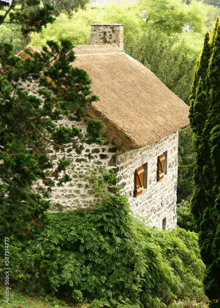 Une chaumière avec le toit en chaume, typique de Murol, dans la région d'Auvergne, dans le département du Puy-de-Dôme en France