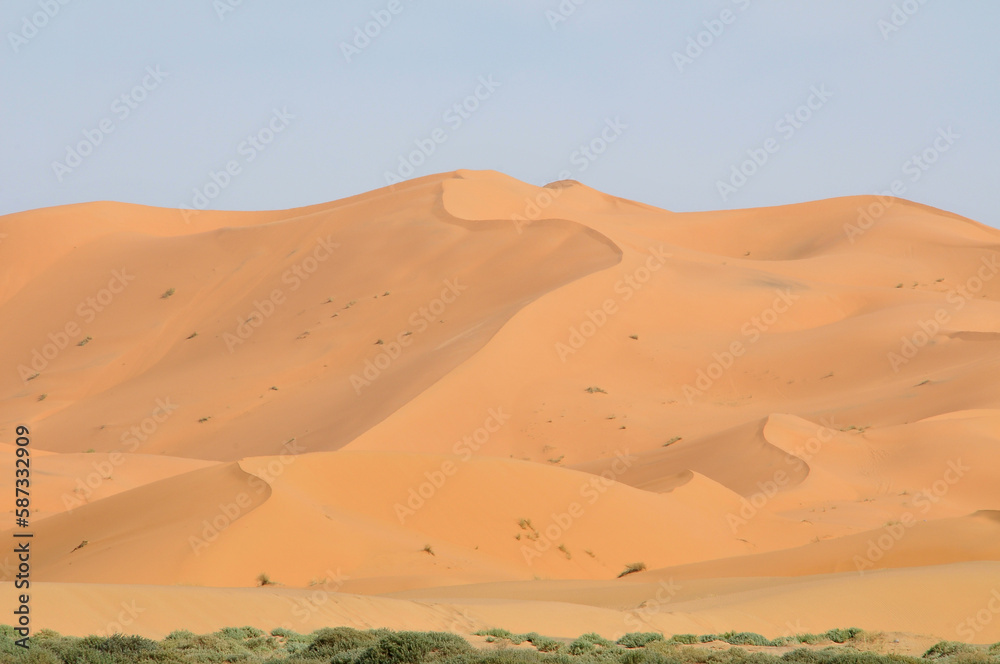 Paisaje con dunas en el desierto de Erg Chebbi en Marruecos