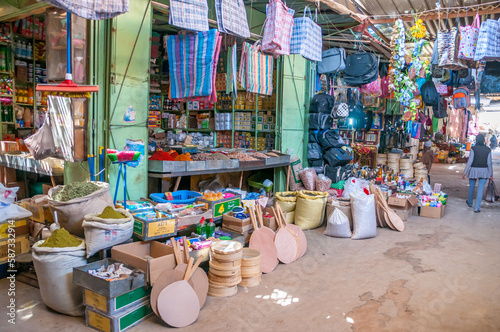 Tiendas de ultramarinos en el zoco de la ciudad de Marrakech en Marruecos
