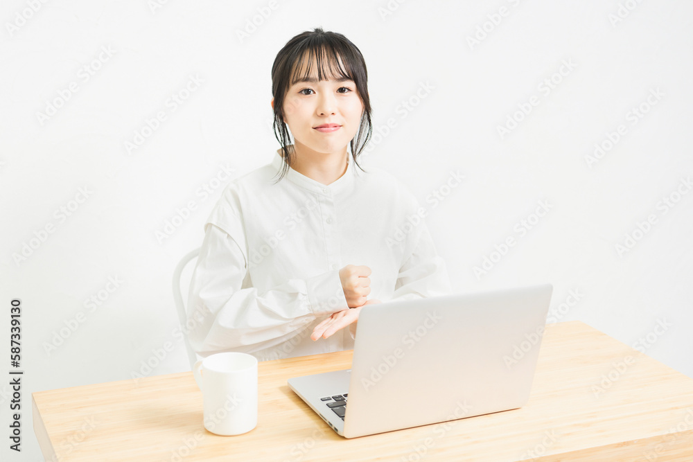 PCを使いながら納得している若い女性 PCを使いながら納得している若い女性