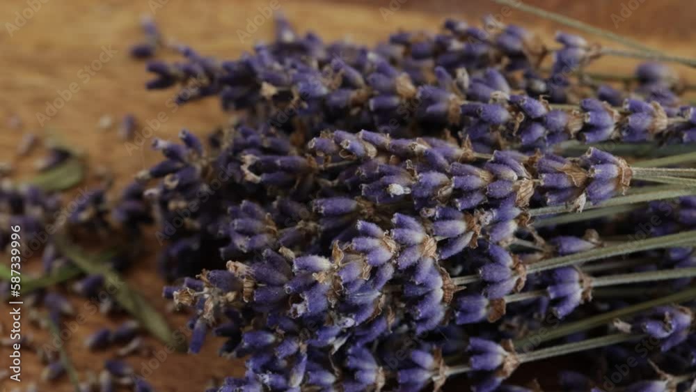 bouquet de lavande séchée, en gros plan, sur une table