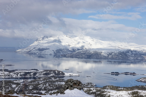 Fototapeta Naklejka Na Ścianę i Meble -  Mountain trip to Hilstad mountain on a beautiful winter day with snow and sun, Helgeland, Norway