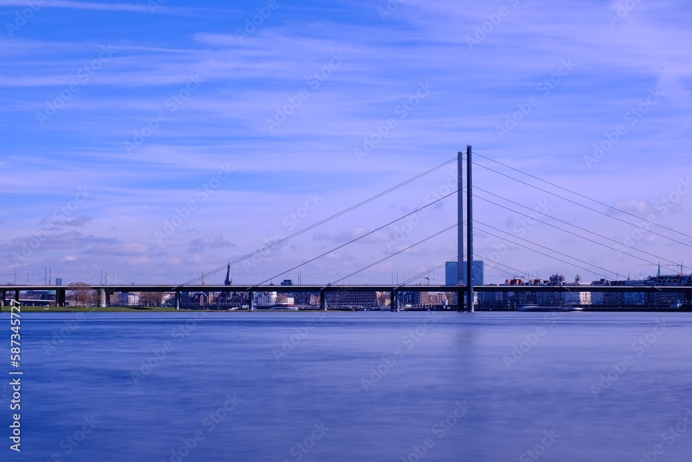 Panorama von Düsseldorf mit Blick auf die Altstadt als Langzeitbelichtung