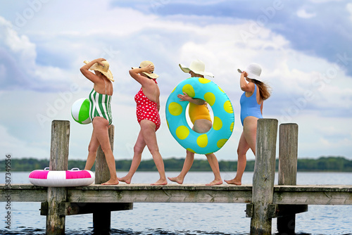 Frauen am See mit Badezubehör photo
