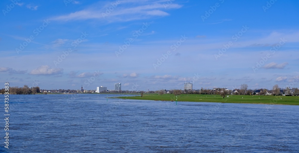 Panorama von Düsseldorf mit Blick über den Rhein