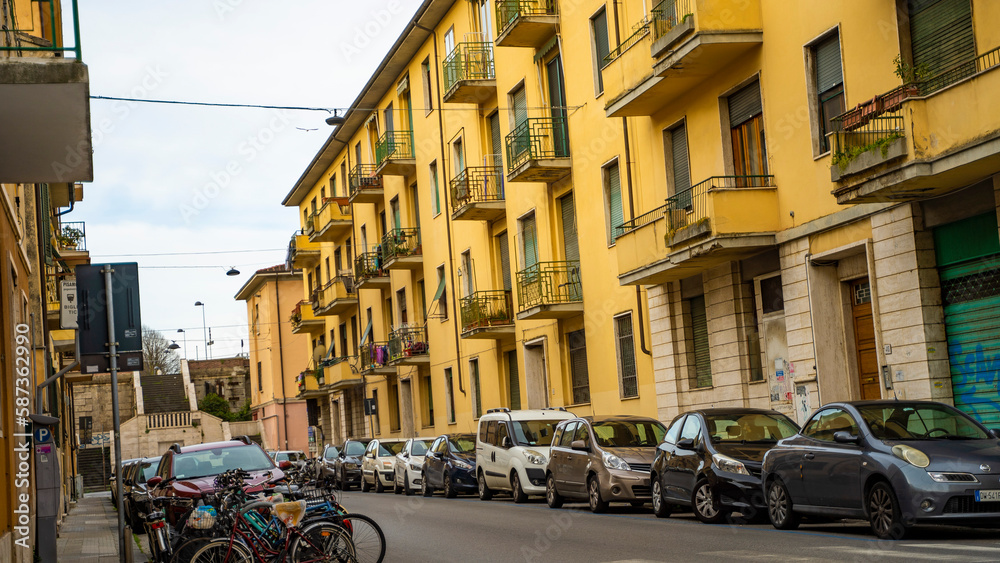 piękne miasto  budynki samochody włochy osiedle okolica piza rzym - obrazy, fototapety, plakaty 