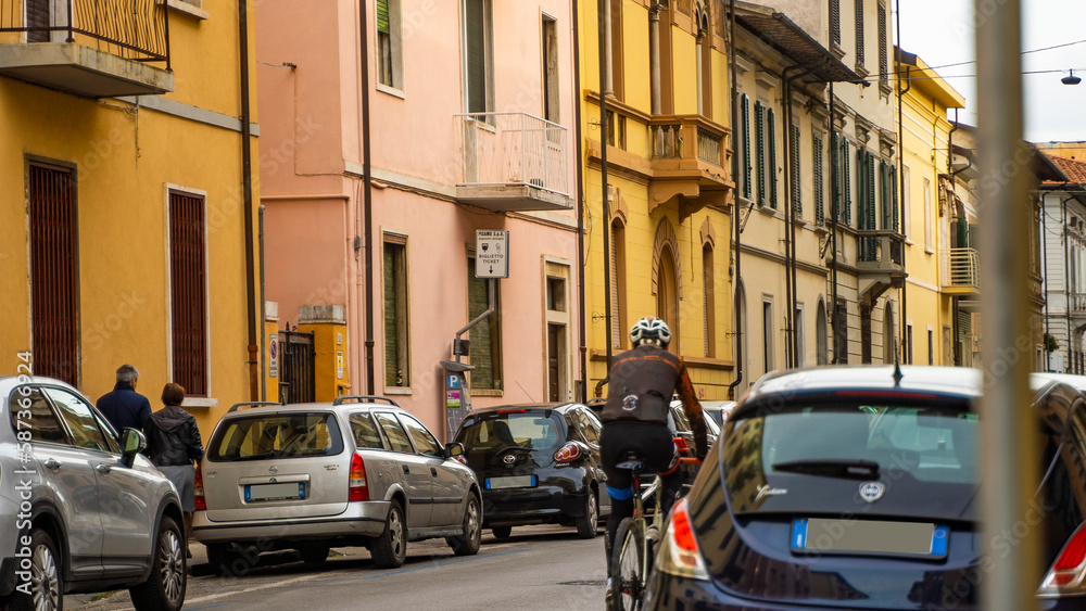 rower piękne budynki samochody włochy osiedle okolica piza rzym  - obrazy, fototapety, plakaty 