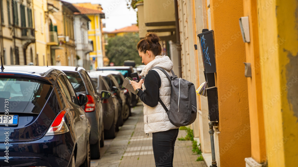 dziewczyna z telefonem piękne budynki samochody włochy osiedle okolica piza rzym  - obrazy, fototapety, plakaty 