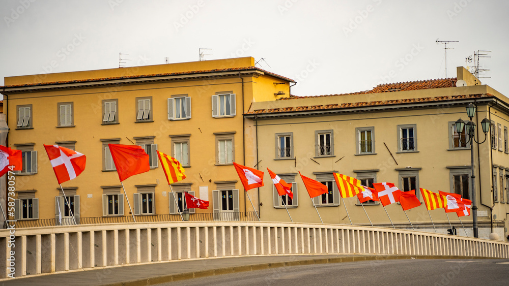 flagi piękne miasto  budynki samochody włochy osiedle okolica piza rzym - obrazy, fototapety, plakaty 