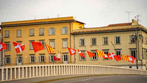 flagi piękne miasto budynki samochody włochy osiedle okolica piza rzym
