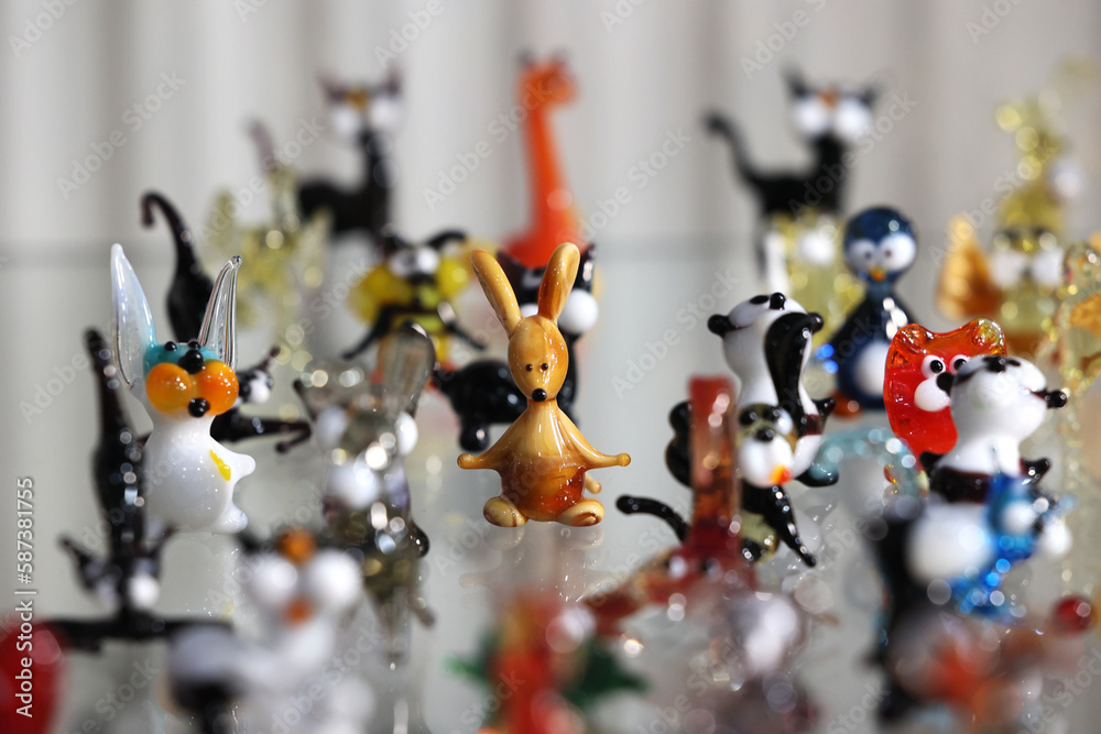 Szklane kolorowe figurki zwierząt ręcznie robione. Pamiątka. - obrazy, fototapety, plakaty 