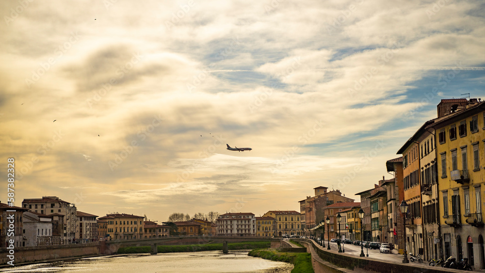 samolot malta air rzeka arno piękne miasto  budynki samochody włochy osiedle okolica piza rzym