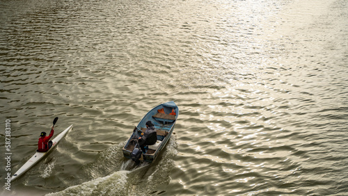 Fototapeta Naklejka Na Ścianę i Meble -  łódka kajaki rzeka arno piękne miasto  budynki samochody włochy osiedle okolica piza rzym