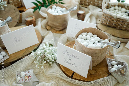 tavolo con sopra confetti variegati ed esposti elegantemente e pronti per essere consumati 