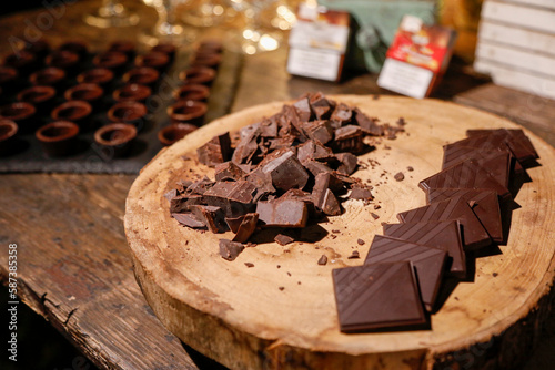cioccolato fondente servito a pezzi pronto per essere consumato  photo