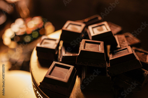 cioccolato fondente servito a pezzi pronto per essere consumato  photo