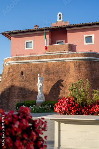 Forte dei Marmi: il forte Lorenese, noto anche come "fortino", che sorge nella centrale piazza Garibaldi, è un edificio-monumento simbolo della cittadina versiliese