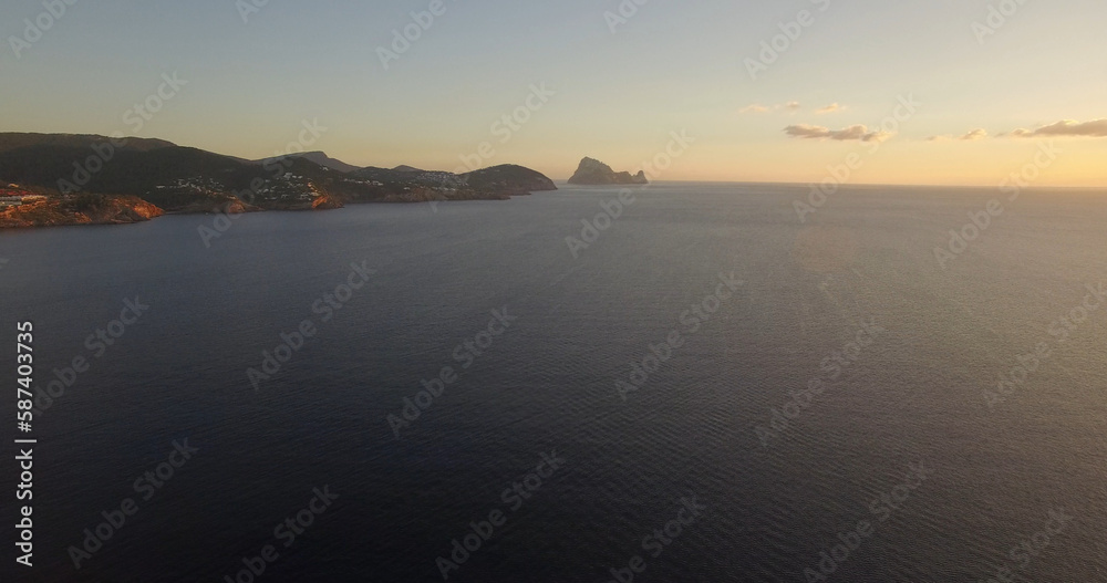 Naklejka premium Idyllic view of sea during sunset