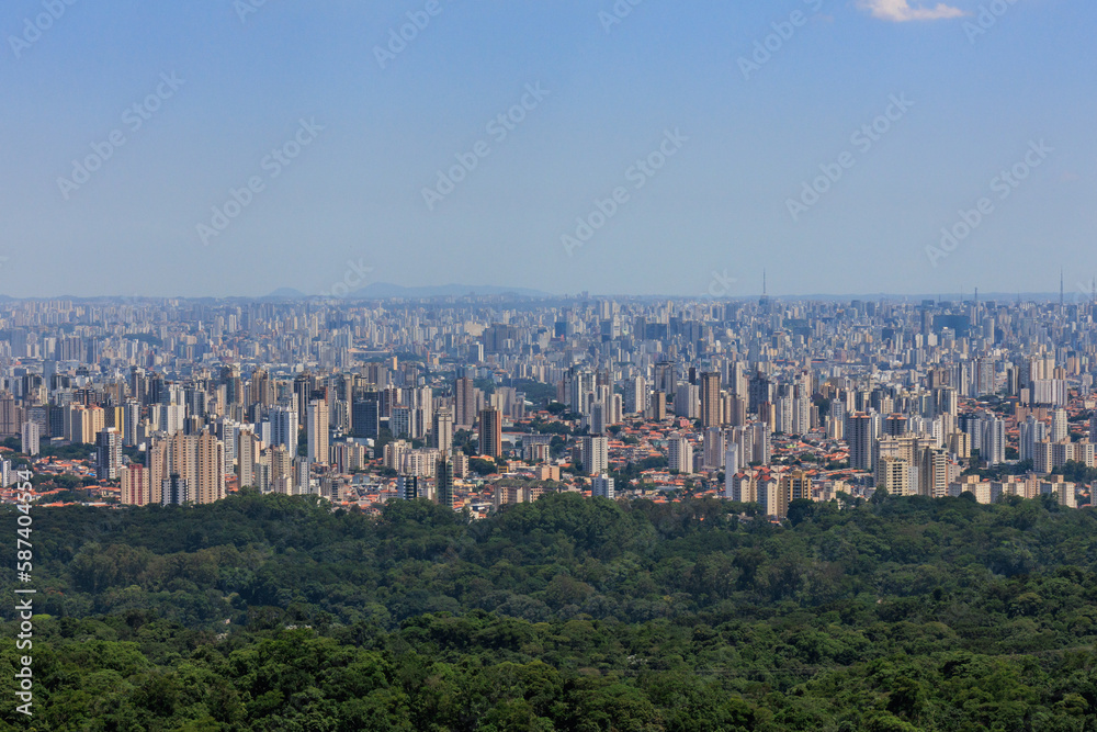 Vista panorâmica da cidade de São Paulo tomada do alto da Serra da Cantareira.
