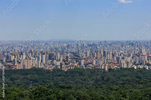 Vista panorâmica da cidade de São Paulo tomada do alto da Serra da Cantareira.