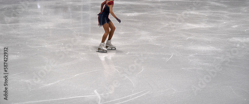 Foto women's figure skating. Champion's training hard.