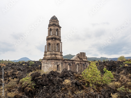 Iglesía de San Juan Parangaricutiro. Pueblo engullido por el volcán Paricutín. Michoacán, México.