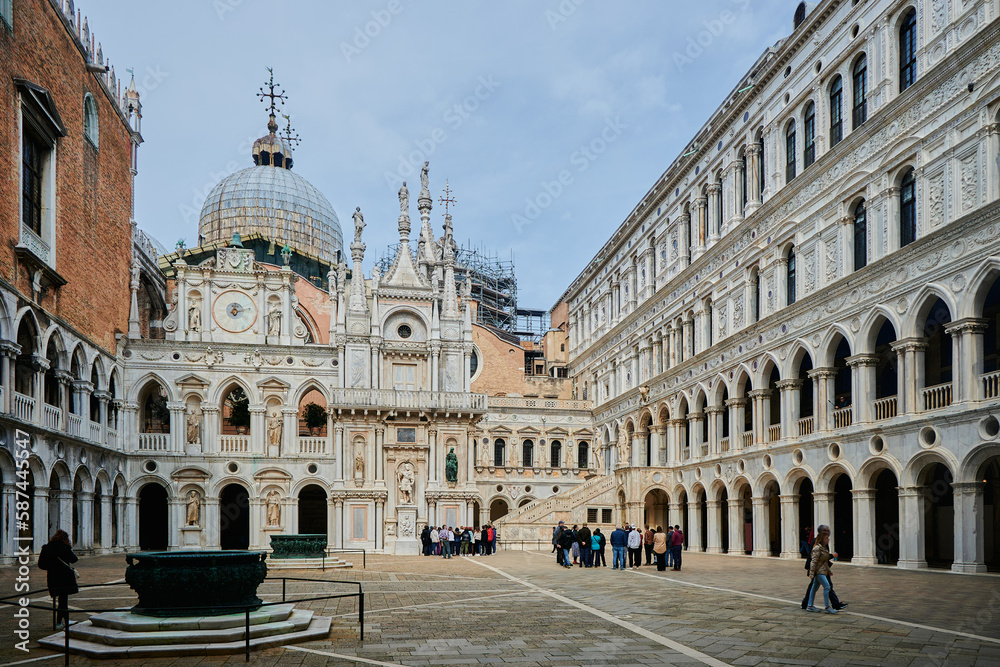 Pałac Dożów, Wenecja, ozdobne kolumny, rzeźby, podcienie, dziedziniec, laguna wenecka.