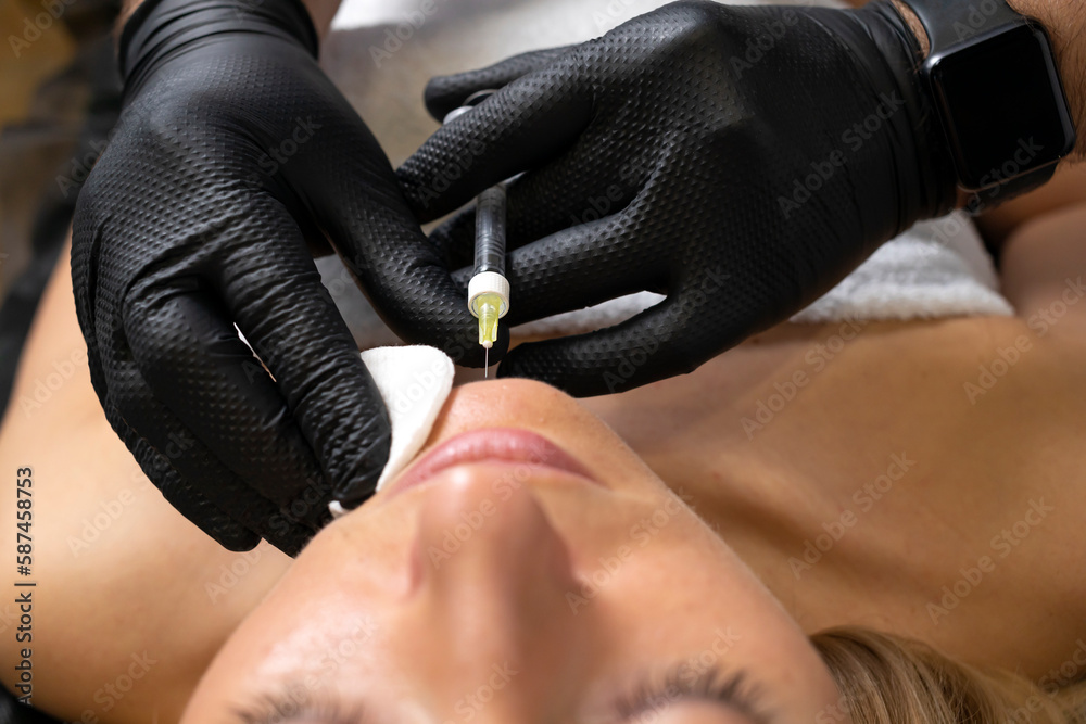 Φωτογραφία Doctor cosmetologist with syringe makes injection of botulinum toxin into chin of unrecognized female patient in cosmetology clinic, beauty treatment in cosmetology