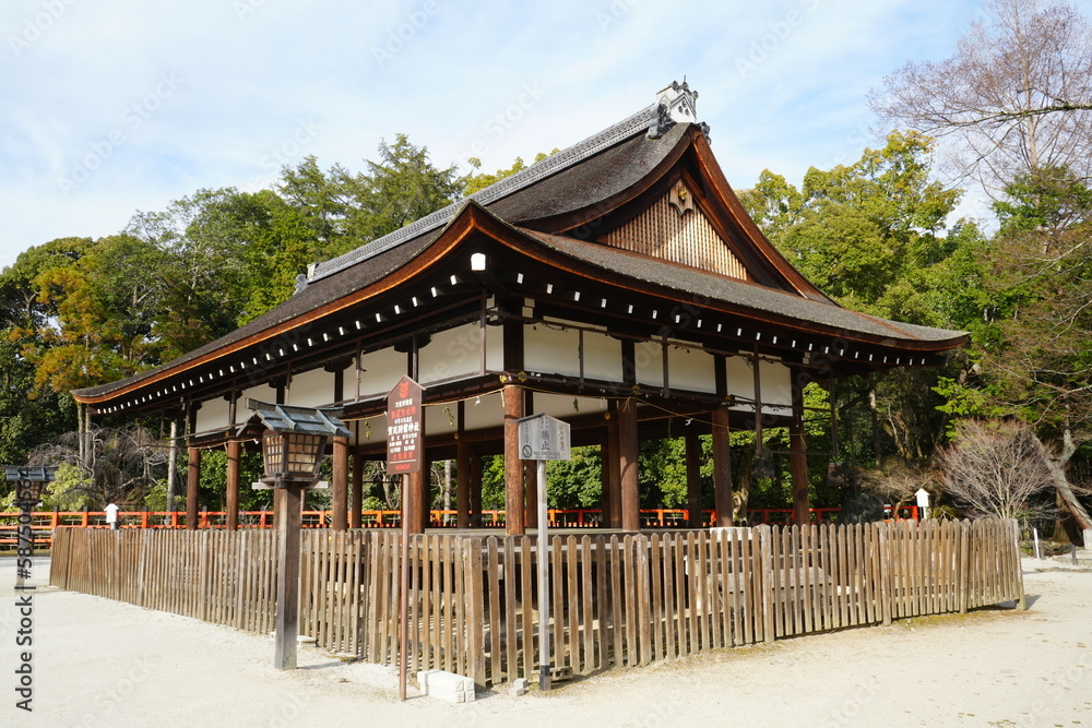 Fototapeta premium Kamigamo-jinja or Shrine in Kyoto, Japan - 日本 京都府 上賀茂神社 賀茂別雷神社 橋殿 