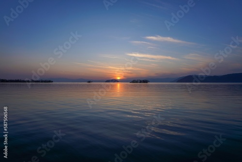 竹生島越しに沈む琵琶湖の夕焼け情景＠滋賀 © Scott Mirror