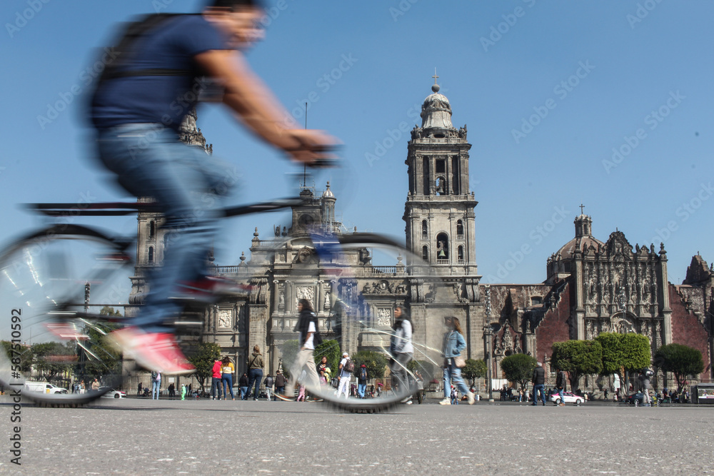 Obraz premium Bicicleta en la Catedral de la Ciudad de México