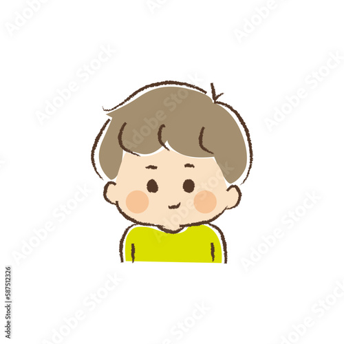 口の端で笑う男児の上半身